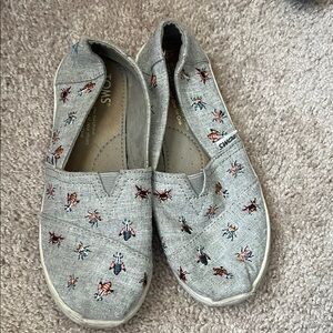 TOMS Gray Slip-On Shoes with Insect Print size Y2